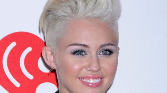 Miley Cyrus : Au lit avec Ashton Kutcher pour la série ''Mon Oncle Charlie''