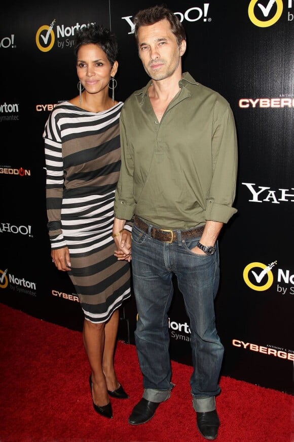 Les fiancés Halle Berry et Olivier Martinez à l'avant-première de Cybergeddon à Los Angeles, le 24 septembre 2012.
