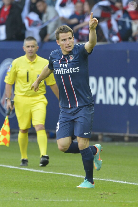 Kévin Gameiro célèbre son premier but face à Sochaux sur la pelouse du Parc des Princes. Paris, le 29 septembre 2012.