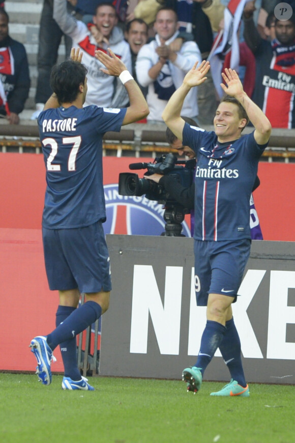 Kévin Gameiro remercie son passeur Javier Pastore après son premier but face à Sochaux. Paris, le 29 septembre 2012.