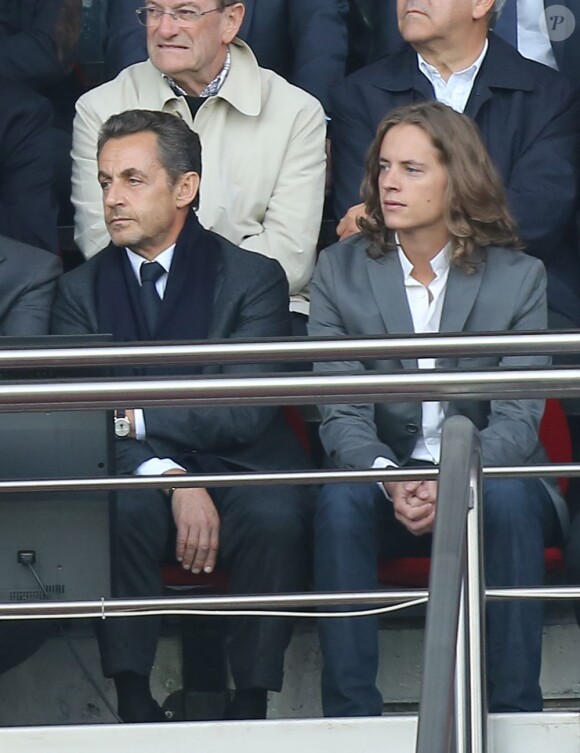 Nicolas Sarkozy et son fils Pierre, attentifs dans les gradins du Parc des Princes, assistent à la victoire du Paris Saint-Germain face à Sochaux. Paris, le 29 septembre 2012.