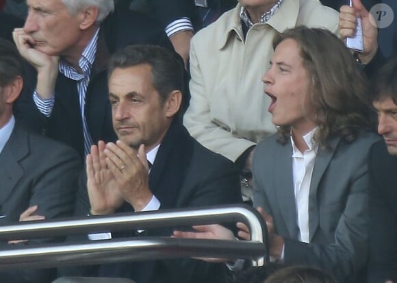 Nicolas Sarkozy et son fils Pierre, attentifs dans les gradins du Parc des Princes, assistent à la victoire du Paris Saint-Germain face à Sochaux. Paris, le 29 septembre 2012.