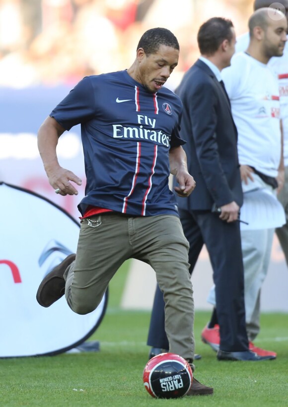 Joey Starr tape la balle avant la rencontre entre le PSG et Sochaux. Paris, le 29 septembre 2012.