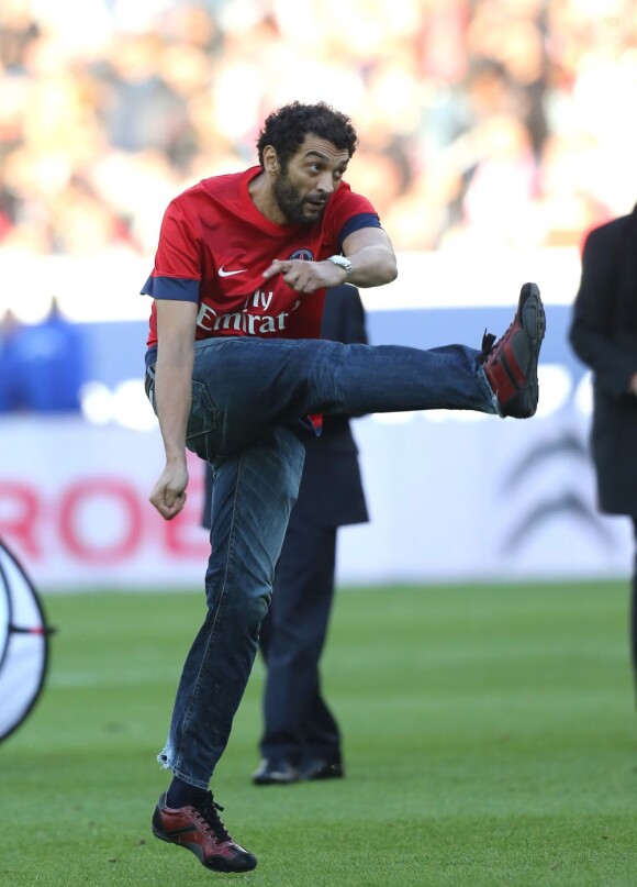 Ramzy Bédia s'éclate sur la pelouse du Parc des Princes avant la rencontre PSG-Sochaux. Paris, le 29 septembre 2012.