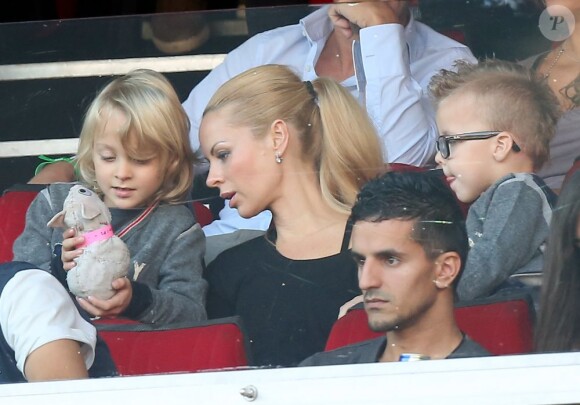 La ravissante Helena Seger, accompagnée de ses deux garçons, soutient son compagnon Zlatan Ibrahimovic lors du match Paris Saint-Germain - Sochaux. Paris, le 29 septembre 2012.