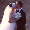Premier baiser des mariés Anne Hathaway et Adam Shulman à Big Sur, Californie, le 29 septembre 2012.