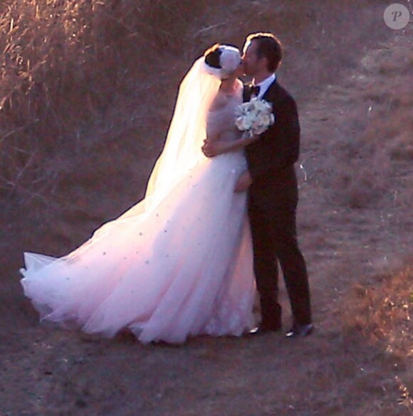 Premier baiser des mariés Anne Hathaway et Adam Shulman à Big Sur, Californie, le 29 septembre 2012.