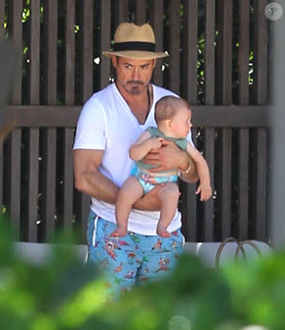 Robert Downey Jr. et son fils se relaxent au bord d'une piscine, à Miami, le 30 septembre 2012.