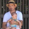 Robert Downey Jr. et son fils Exton se relaxent au bord d'une piscine, à Miami, le 30 septembre 2012.