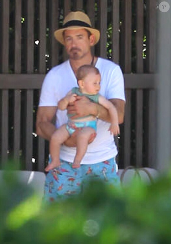 Robert Downey Jr. et son fils Exton se relaxent au bord d'une piscine, à Miami, le 30 septembre 2012.