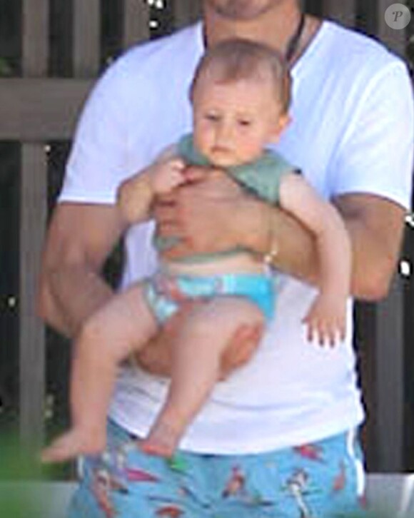 Robert Downey Jr. et son fils Exton se relaxent au bord d'une piscine, à Miami, le 30 septembre 2012.