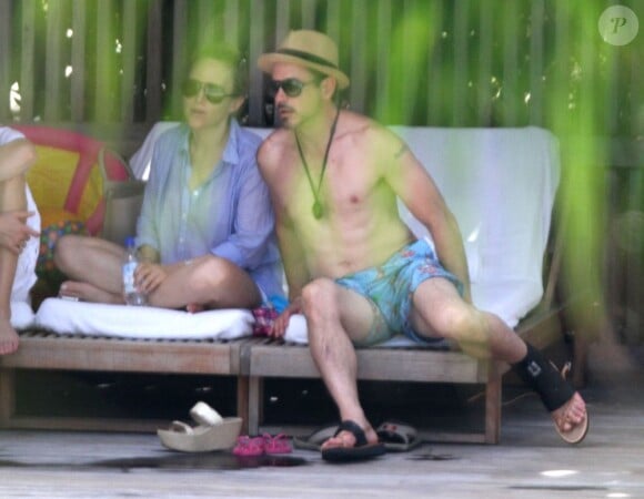 Robert Downey Jr. et son épouse Susan se relaxent au bord d'une piscine, à Miami, le 30 septembre 2012.