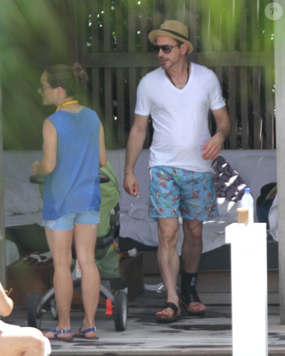 Robert Downey Jr., la cheville toujours fragile, au bord d'une piscine, à Miami, le 30 septembre 2012.