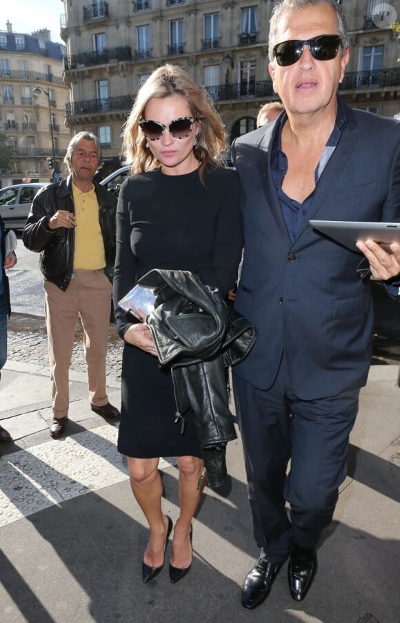 Kate Moss et Mario Testino arrivent au Café de Flore, à Paris, le 1er octobre 2012.