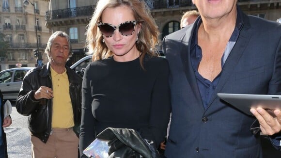 Kate Moss : Apparition sublime et remarquée, le top fait le show à Paris
