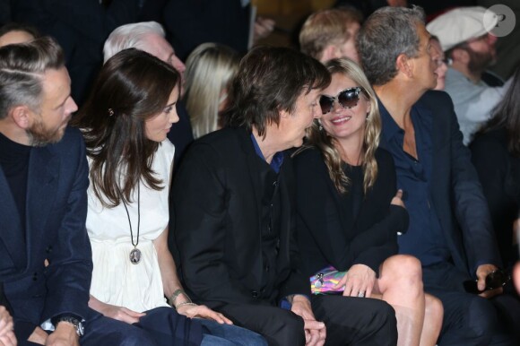 Kate Moss, Paul McCartney, son épouse Nancy Shevell et Mario Testino au premier rang du défilé Stella McCartney au Palais Garnier, à Paris, le 1er octobre 2012.