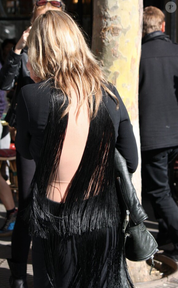 Kate Moss, complètement décolletée dans le dos, à Paris, le 1er octobre 2012.