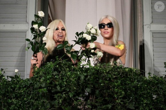 Lady Gaga et Donatella Versace lancent des fleurs à la foule sur le balcon du Palazzo Versace. Milan, le 1er octobre 2012.