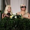 Lady Gaga et Donatella Versace lancent des fleurs à la foule sur le balcon du Palazzo Versace. Milan, le 1er octobre 2012.