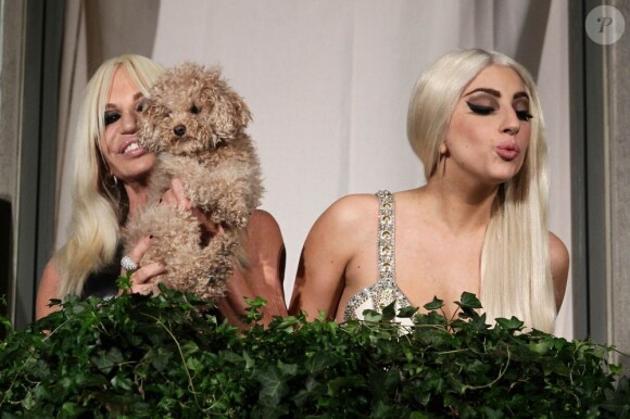 Lady Gaga envoie des baisers à ses fans sur le balcon du Palazzo Versace pendant que Donatella Versace cajole Fozzi Bear. Milan, le 1er octobre 2012.