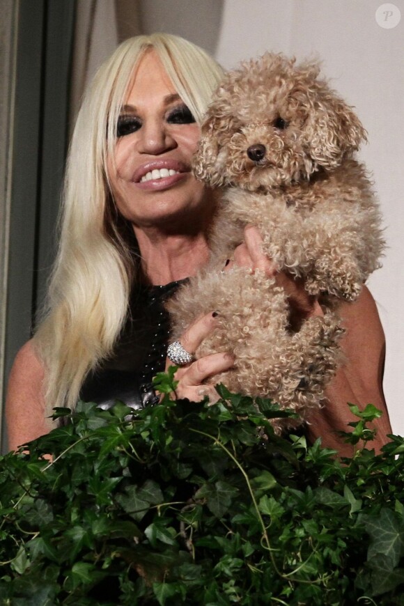 Donatella Versace et Fozzi Bear sur le balcon du Palazzo Versace à Milan, le 1er octobre 2012.