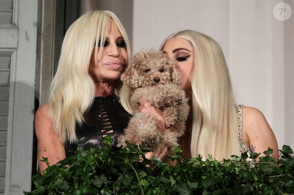 Lady Gaga et Donatella Versace sont accompagnées de Fozzi Bear, le chien de la Haus of Gaga, sur le balcon du Palazzo Versace. Milan, le 1er octobre 2012.