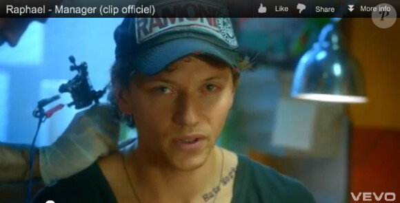 Raphaël dans le clip Manager qu'il a lui-même réalisé, premier extrait de son album Super-Welter.