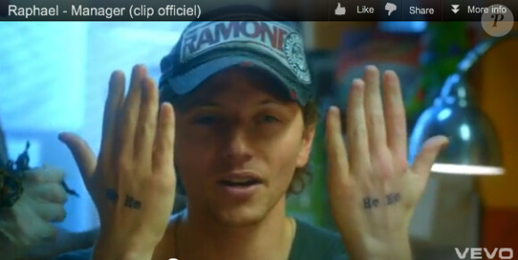 Raphaël dans le clip Manager qu'il a lui-même réalisé, premier extrait de son album Super-Welter.