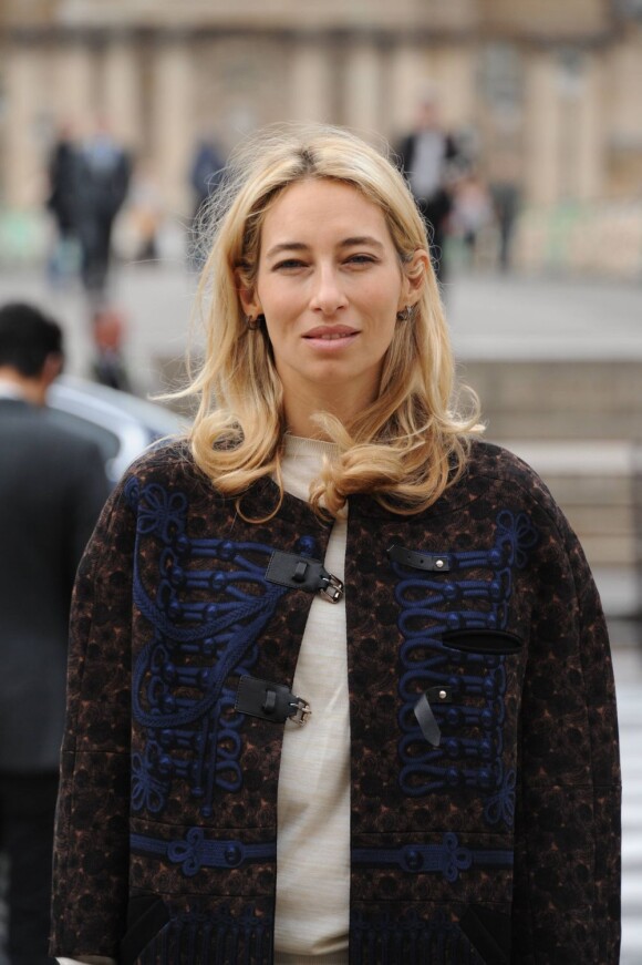 Alexandra Golovanoff arrive au défilé Louis Vuitton le 3 octobre 2012 à Paris