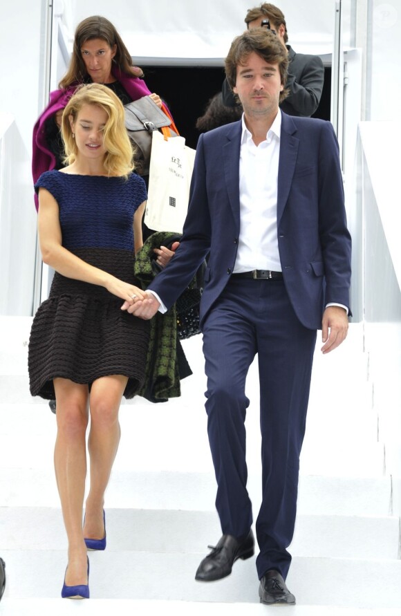 Natalia Vodianova et Antoine Arnault arrivent au défilé Vuitton le 3 octobre à Paris