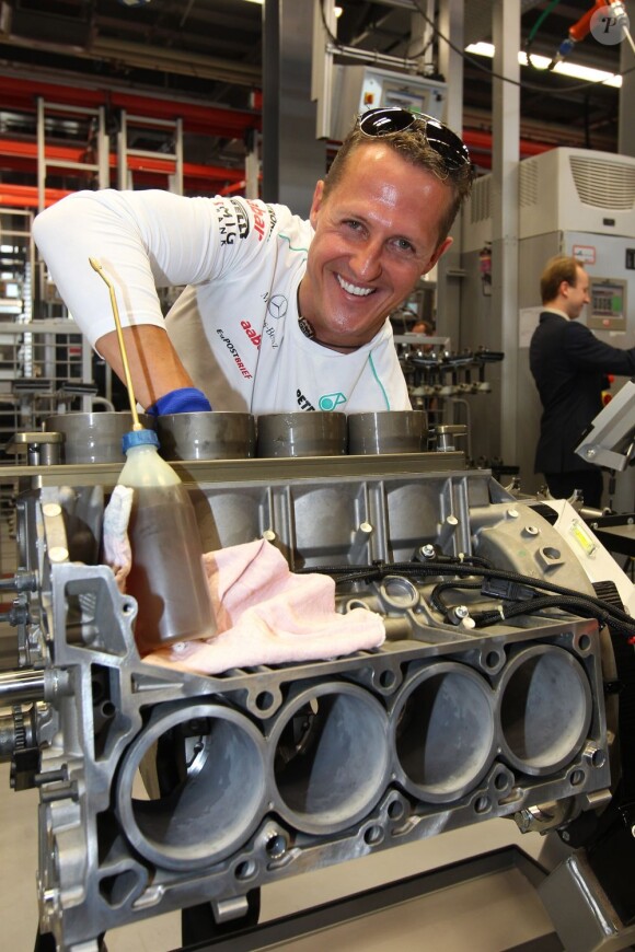Michael Schumacher lors d'une visite de l'usine Mercedes-AMG à Affalterbach le 18 juillet 2012