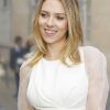 Scarlett Johansson, superbe en total look blanc lors du cocktail Tod's à Paris le 1er octobre 2012 à l'ambassade d'Italie