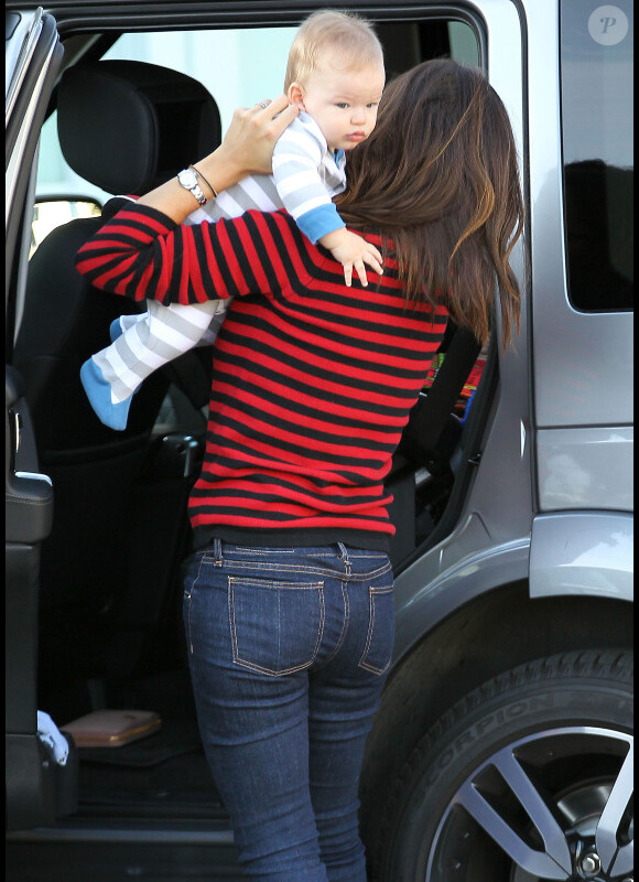 Jennifer Garner fait des courses à Los Angeles avec le petit Samuel, 6 mois, le mercredi 3 octobre 2012.