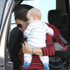 Jennifer Garner fait des courses à Los Angeles avec le petit Samuel dans ses bras, le mercredi 3 octobre 2012.