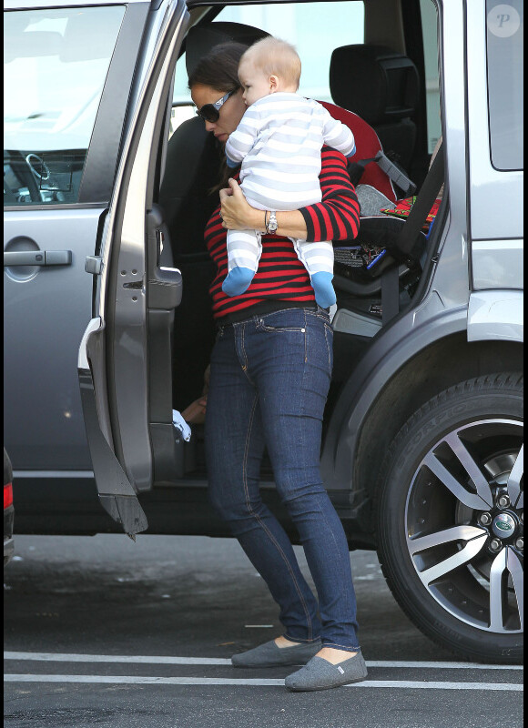 Jennifer Garner fait des courses à Los Angeles avec le petit Samuel dans ses bras, le mercredi 3 octobre 2012.