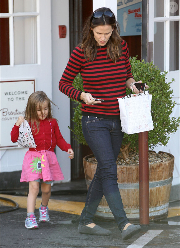 Jennifer Garner fait des courses à Los Angeles avec sa fille Seraphina, le mercredi 3 octobre 2012.