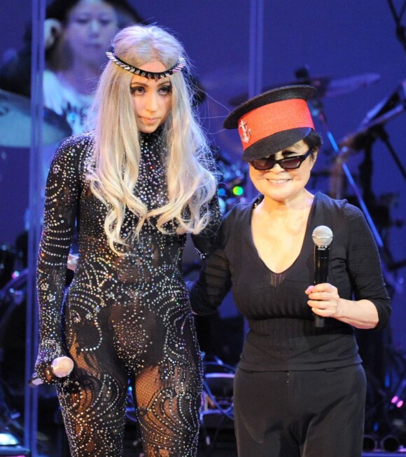 Lady Gaga était en octobre 2010 sur scène avec Yoko Ono et le Ono Plastic Band, à Los Angeles. La Mother Monster recevra le 9 octobre 2012 la bourse LennonOno pour la paix à Reykjavik.