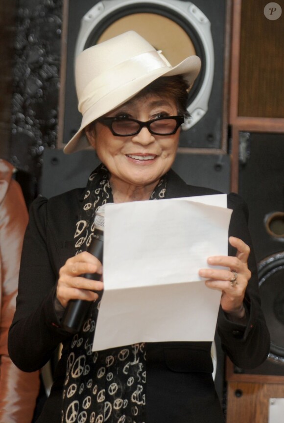 Yoko Ono remettait le 21 septembre 2012 à New York la bourse LennonOno pour la paix à Pyotr Verzilov, mari de la Pussy Riot Nadejda Tolokonnikova, emprisonnée à Moscou.