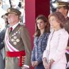 Le roi Juan Carlos solennel, entouré de Sofia, Letizia et Felipe. La famille royale d'Espagne était rassemblée en tenue officielle le 1er octobre 2012 pour la remise de la Croix du mérite collectif San Fernando au régiment de cavalerie Alcantara.