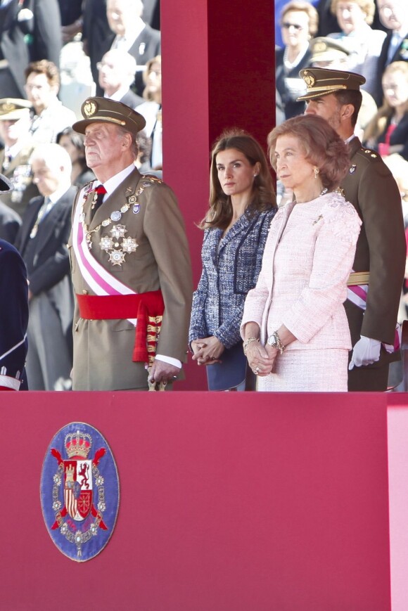 Le roi Juan Carlos solennel, entouré de Sofia, Letizia et Felipe. La famille royale d'Espagne était rassemblée en tenue officielle le 1er octobre 2012 pour la remise de la Croix du mérite collectif San Fernando au régiment de cavalerie Alcantara.