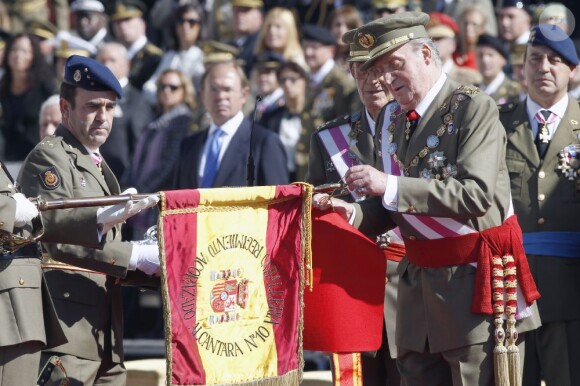 Le roi Juan Carlos d'Espagne, entouré du prince Felipe, de la reine Sofia, de la princesse Letizia, de l'infante Cristina et des infantes Pilar et Margarita, présidait le 1er octobre 2012 à Madrid la remise de la Croix du mérite collectif au régiment de cavalerie Alcantara.