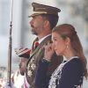 Le prince Felipe et sa soeur aînée l'infante Elena solennels. Le roi Juan Carlos d'Espagne, entouré du prince Felipe, de la reine Sofia, de la princesse Letizia, de l'infante Cristina et des infantes Pilar et Margarita, présidait le 1er octobre 2012 à Madrid la remise de la Croix du mérite collectif au régiment de cavalerie Alcantara.