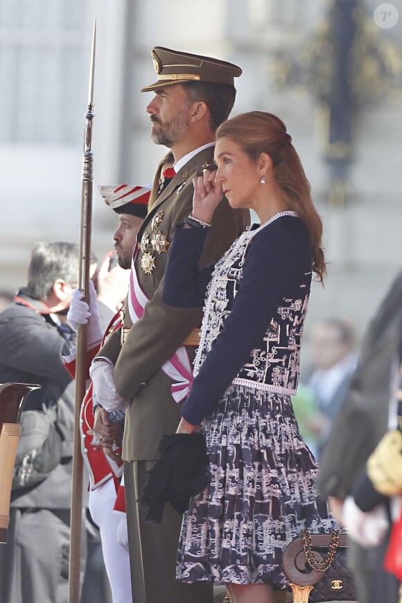 Le prince Felipe et sa soeur aînée l'infante Elena solennels. Le roi Juan Carlos d'Espagne, entouré du prince Felipe, de la reine Sofia, de la princesse Letizia, de l'infante Cristina et des infantes Pilar et Margarita, présidait le 1er octobre 2012 à Madrid la remise de la Croix du mérite collectif au régiment de cavalerie Alcantara.