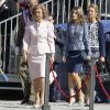La reine Sofia, suivie des princesses Letizia et Elena, fait son arrivée. Le roi Juan Carlos d'Espagne, entouré du prince Felipe, de la reine Sofia, de la princesse Letizia, de l'infante Cristina et des infantes Pilar et Margarita, présidait le 1er octobre 2012 à Madrid la remise de la Croix du mérite collectif au régiment de cavalerie Alcantara.