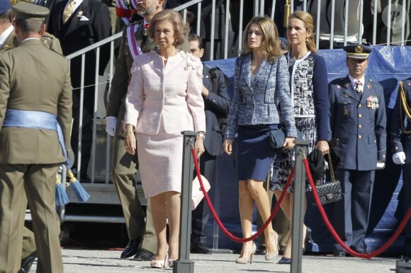 La reine Sofia, suivie des princesses Letizia et Elena, fait son arrivée. Le roi Juan Carlos d'Espagne, entouré du prince Felipe, de la reine Sofia, de la princesse Letizia, de l'infante Cristina et des infantes Pilar et Margarita, présidait le 1er octobre 2012 à Madrid la remise de la Croix du mérite collectif au régiment de cavalerie Alcantara.