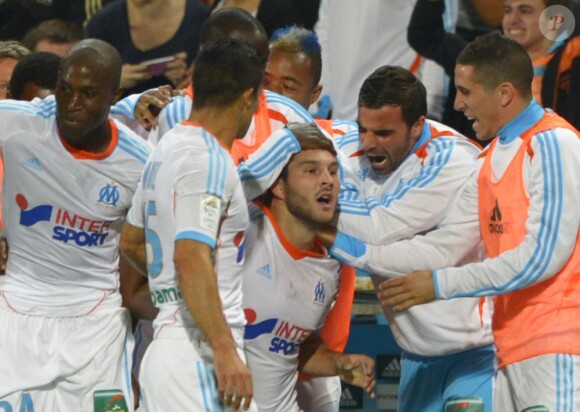 André-Pierre Gignac félicité par ses partenaires lors du match entre l'Olympique de Marseille et le Paris Saint-Germain au Stade Vélodrome de Marseille le 7 octobre 2012 conclu sur le score de 2-2