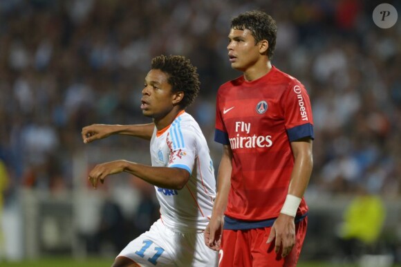 Loic Remy et Thiago Silva lors du match entre l'Olympique de Marseille et le Paris Saint-Germain au Stade Vélodrome de Marseille le 7 octobre 2012 conclu sur le score de 2-2