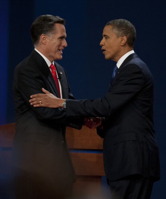 Mitt Romney et Barack Obama se serrent la main après le premier débat présidentiel à Denver. Le 3 octobre 2012.