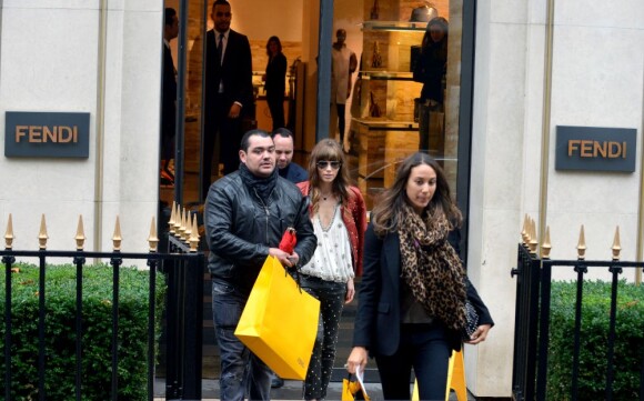 Jessica Biel, matinale à Paris le 8 octobre 2012 fait du shopping chez Fendi avenue Montaigne