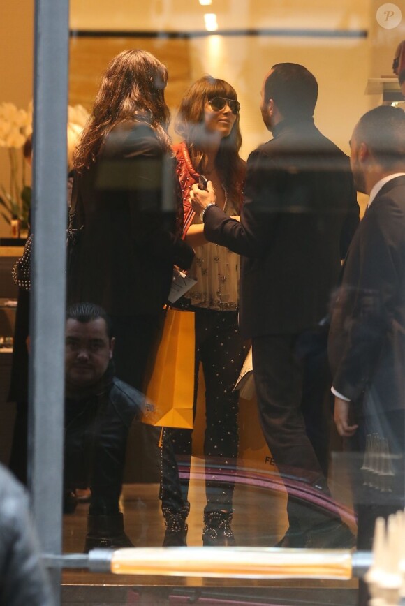 Jessica Biel, superbement lookée, quitte la boutique Fendi à Paris le 8 octobre 2012